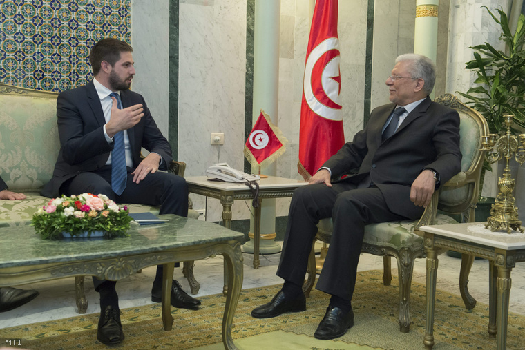 Magyar Levente a KKM gazdaságdiplomáciáért felelős államtitkára (b) megbeszélést folytat Taíb Bakus külügyminiszterrel Tuniszban 2015. október 6-án.