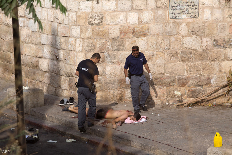 A rendőrre támadó palesztin késelő holtteste Jeruzsálemben, az Oroszlános kapu közelében
