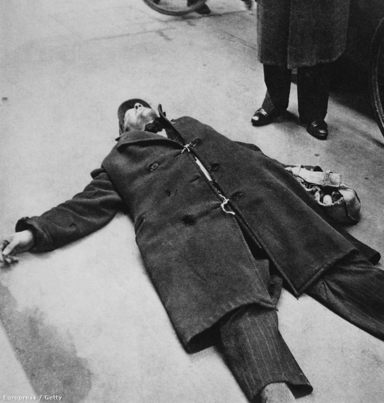Eszméletlen holland férfi a nagy éhínség idején, 1944 telén