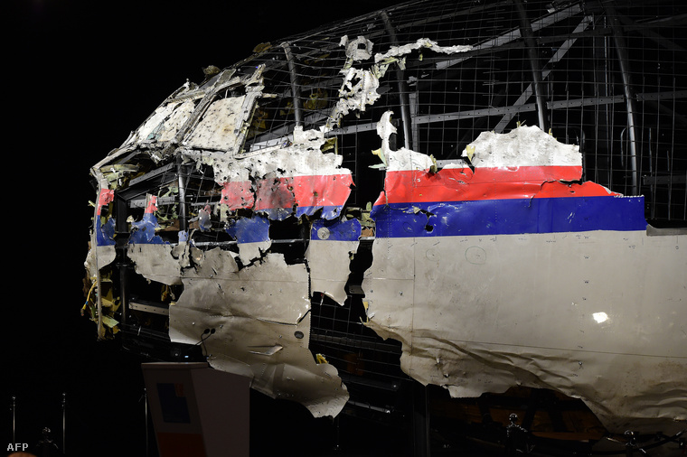 A MH17 egyik roncsdarabját a vizsgálatot lezáró prezentáción is kiállították.