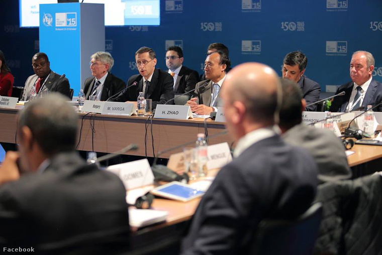 Varga Mihály nemzetgazdasági miniszter tart előadást az ENSZ ITU budapesti konferenciáján 2015 októberében.