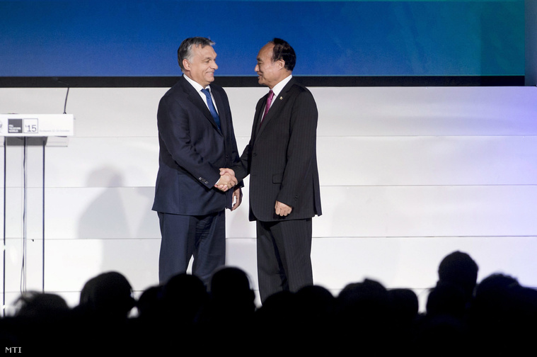 Orbán Viktor miniszterelnök (b) és Hou Lin-csao, a Nemzetközi Telekommunikációs Egyesület (International Telecommunication Union, ITU) főtitkára az ITU Telecom World 2015 elnevezésű konferencián.