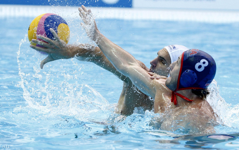 Varga Dániel és az amerikai Tony Azevedo az 5-8. helyért játszott Magyarország - Egyesült Államok férfi vízilabda-mérkőzésen a kazanyi vizes világbajnokságon 2015. augusztus 6-án.
