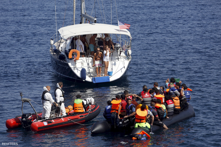 Frontex-akció a Földközi-tengeren, Leszbosz közelében. Egy amerikai vitorláshajó vontatott  be egy menekültekkel teli csónakot, amíg az ügynökség hajója a helyszínre érkezett 2015. szeptember 16-án.