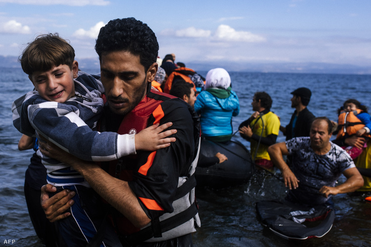 Menekültek érkeznek gumicsónakkal a görögországi Leszbosz szigetére, 2015. október 13-án. Az EU-s partnerországokkal való megállapodás szerint a szigeten hozzák létre az egyik, úgynevezett hotspotot, a menekültek fogadására kialakított központot.