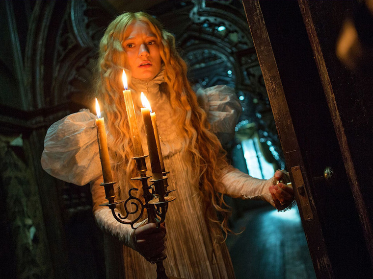 Mia Wasikowska a kísértetkastély folyosóin bolyong