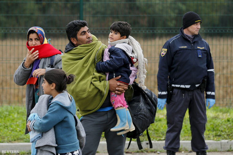 Menekült család a szlovéniai Lendva határátkelőnél lévő regisztrációs központba tart 2015. október 17-én.
