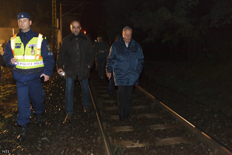 Kovács Zoltán kormányszóvivő és Bakondi György miniszterelnöki főtanácsadó a Gyékényes vasútállomás közelében Zákánynál 2015. október 16-án ahol éjfélt követően Magyarország műszaki határzárral lezárta a magyar-horvát zöldhatárt.
