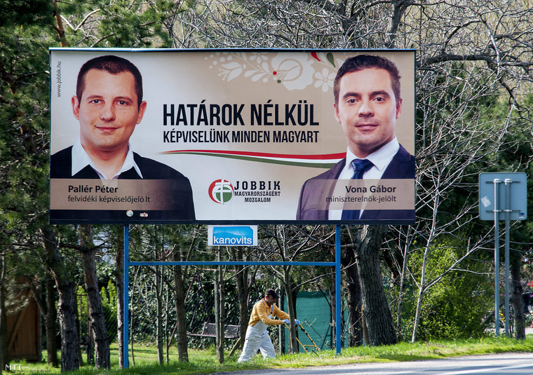 Pallér Péter képviselőjelöltet és Vona Gábor pártelnököt miniszterelnök-jelöltet ábrázoló országgyűlési választási plakátja a felvidéki Alistál településen 2014-ben.