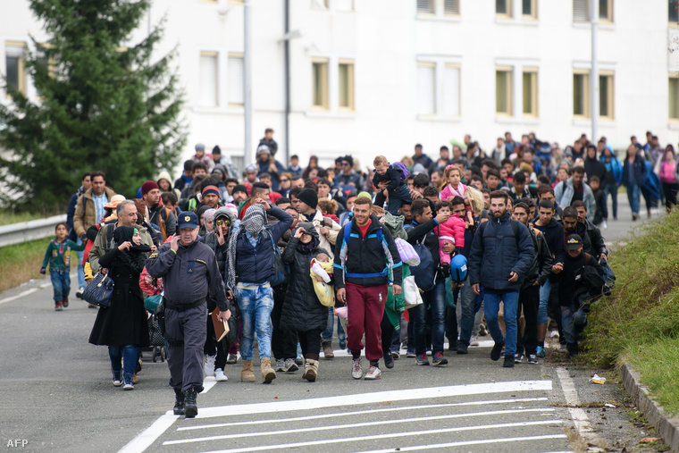 Ausztriába érkező menekültek az osztrák-szlovén határnál