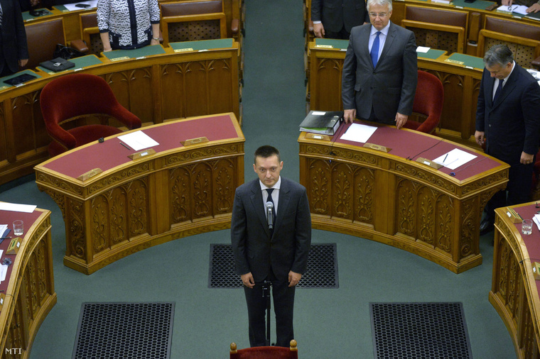 Az október 17-i hatállyal a Miniszterelnöki Kabinetirodát vezető miniszterré kinevezett Rogán Antal leteszi esküjét az Országgyűlés plenáris ülésén 2015. október 19-én.