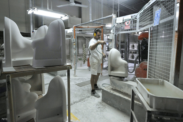 Egy dolgozó szaniterárut készít a Villeroy Boch Magyarország Kft. hódmezővásárhelyi gyárában 2015. október 8-án