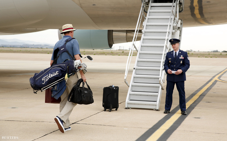 Obama golfozásból indul haza San Diegoból Washingtonba