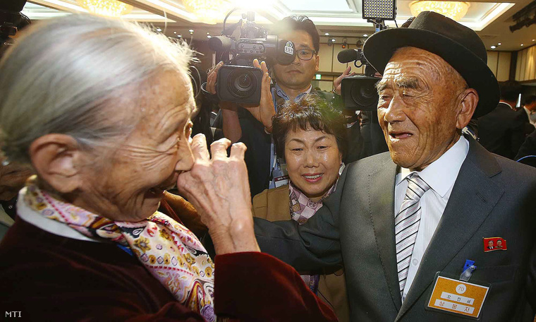 A 85 éves dél-koreai Li Szun Kju (b) és 83 éves észak-koreai férje, Oh In Sze (j) találkozik egy családegyesítő program keretében az észak-koreai Szokcsóhoz közeli Diamond Mountain üdülőhelyen 2015. október 20-án.
