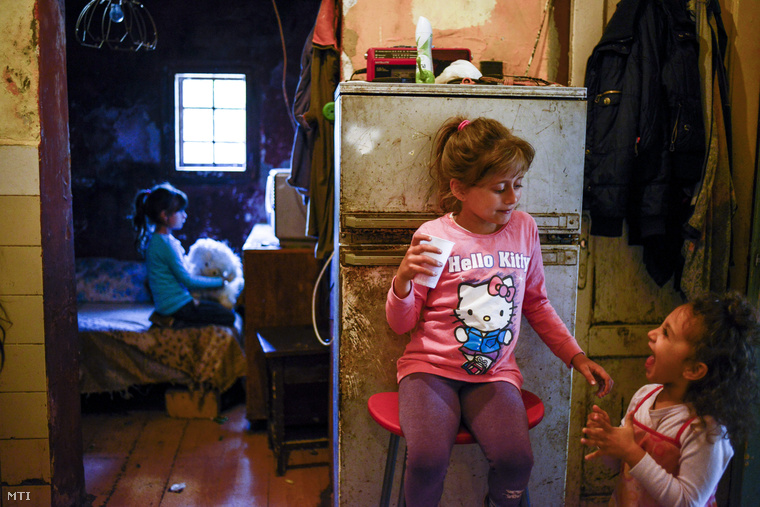 Gyerekek egy budapesti önkormányzat szükséglakásában