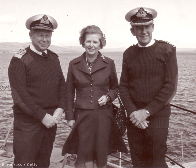 Margaret Thatcher egy hadihajón a Falkland szigetek közelében a háború idején