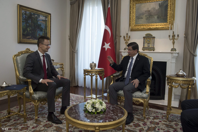 Szíjjártó Péter külgazdasági és külügyminiszter tárgyal Ankarában Ahmet Davutoglu török kormányfővel, 2015. október 20-án.