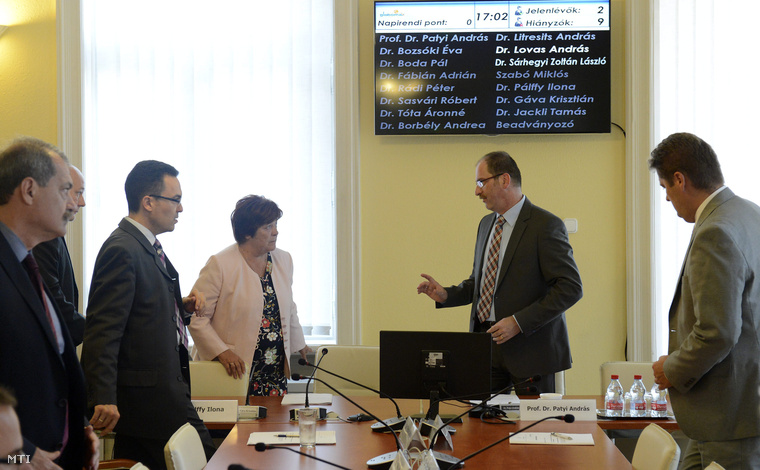 Pálffy Ilona az NVI (j3) és Patyi András az NVB elnöke (j2) a Nemzeti Választási Bizottság (NVB) ülése előtt a Nemzeti Választási Irodában (NVI) 2015. szeptember 24-én.