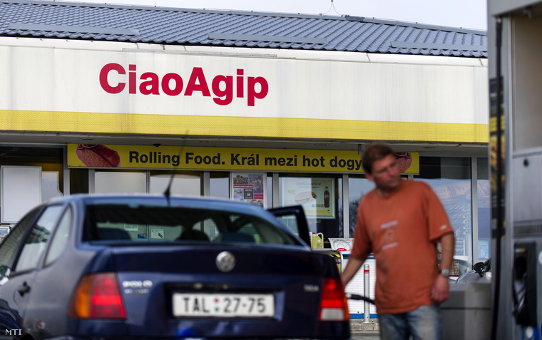 Egy Agip benzinkút a Prágától mintegy 100 kilométerre keletre fekvő Hradec Královéban 2014. április 23-án.
