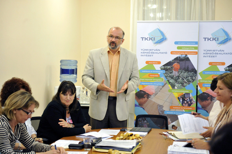 Köpeczi-Bócz Tamás az Emberi Erőforrások Minisztériuma (Emmi) EU fejlesztési és stratégiai miniszteri biztosa az általa vezetett Türr István Képző és Kutató Intézetben (TKKI) egy igazgatói értekezleten beszél 2013. május 16-án.
