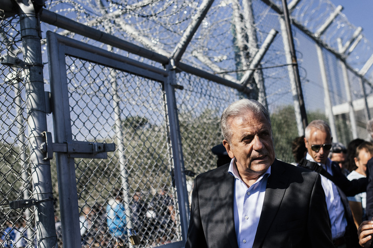 Dimitrisz Avramopulosz migrációért felelős uniós biztos, Leszbosz szigetén 2015. október 16-án.