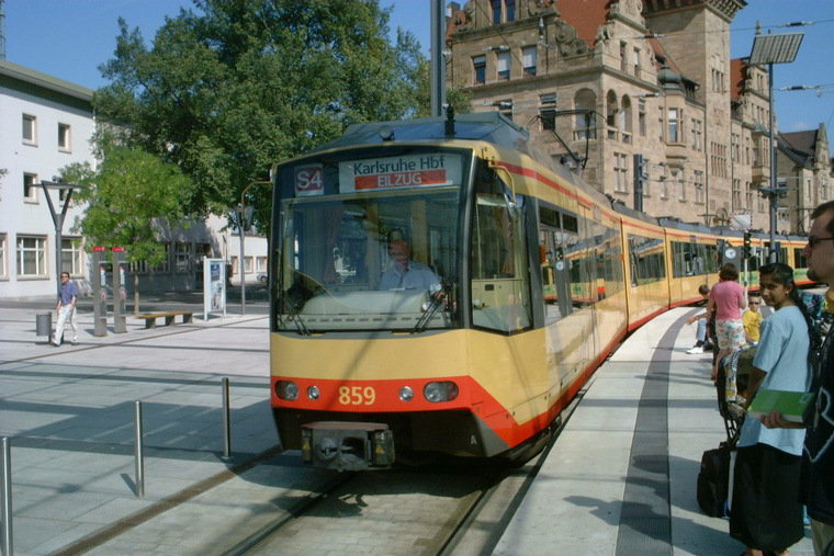 Heilbronn belvárosából Karlsruhe felé indul a tramtrain (2002)
