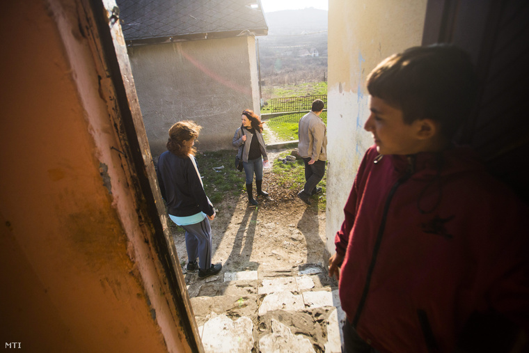 Családlátogatás a mélyszegénységben élő Mezei család Bem tábornok úti otthonában Gyöngyöspatán 2015. március 24-én