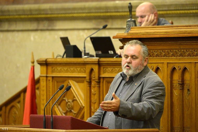 Gőgös Zoltán szocialista képviselő szólal fel a Parlamentben, 2015. október 26-án az állami termőföldek magánosítása ellen.