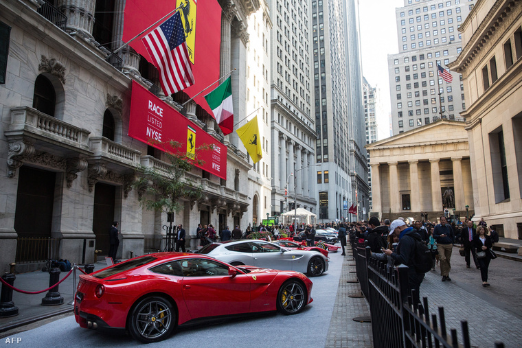 Ferrarik a Wall Street-en a tőzsde épülete előtt a cég részvényeinek bevezetésének napján, október 21-én
