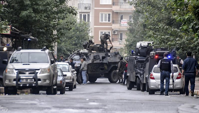 A török rendőrség különleges alakulata és az ISIS feltételezett tagjai között lövöldözés tört ki 2015. október 26-én, Diyabakirban.