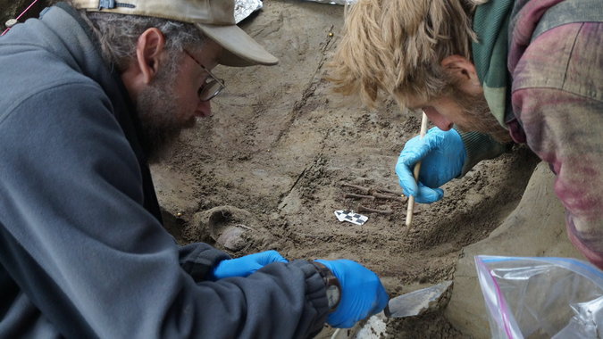 Ben A. Potter és Joshua D. Reuther az University of Alaska kutatói az ásatás helyszínén
