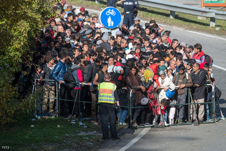 Menekültek várakoznak az osztrák-német határnál Passau közelében 2015. október 26-án.