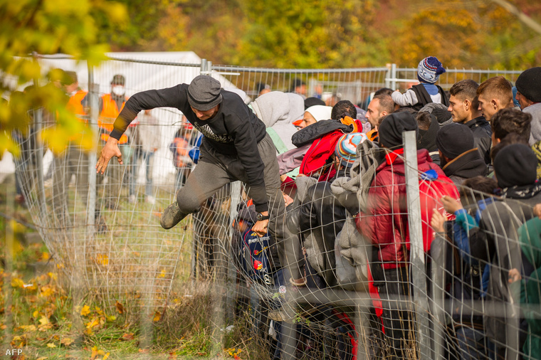 Egy menekült ugorja át a drótkerítést a szlovén-osztrák határon Spiefeldnél, 2015. október 25-én.