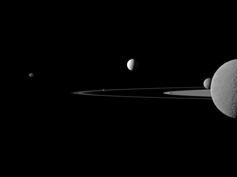 Szaturnusz és holdjai a Janus, a Pandora, az Enceladus, a Rhea és a Mimas.