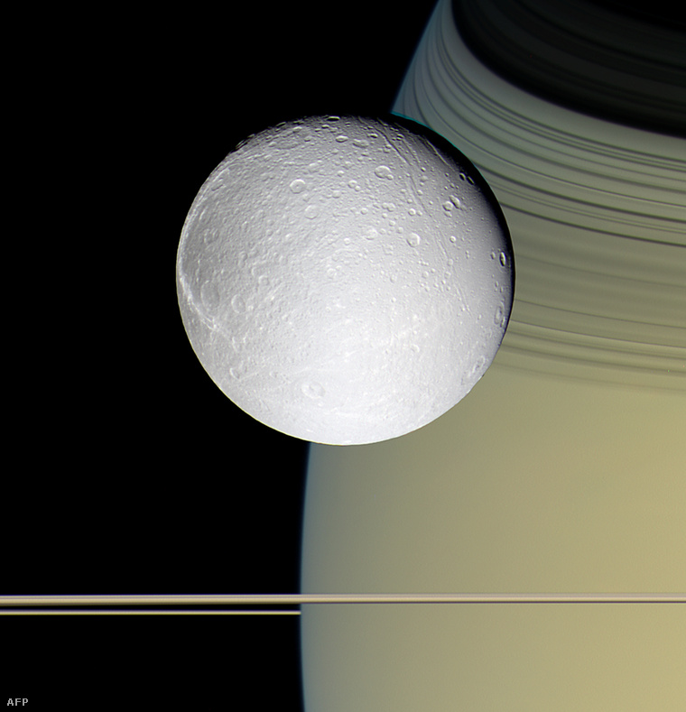 Az Enceladus bolygója a Szaturnusz előterében.
