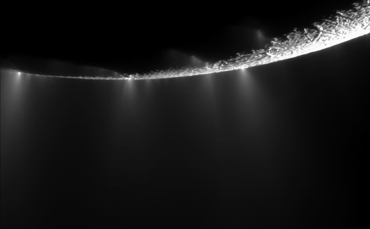 Enceladus sziluettje.