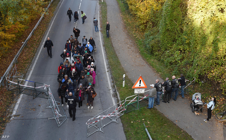 Menekültek próbálnak átjutni az osztrák-német határon Passau közelében 2015. október 28-án.