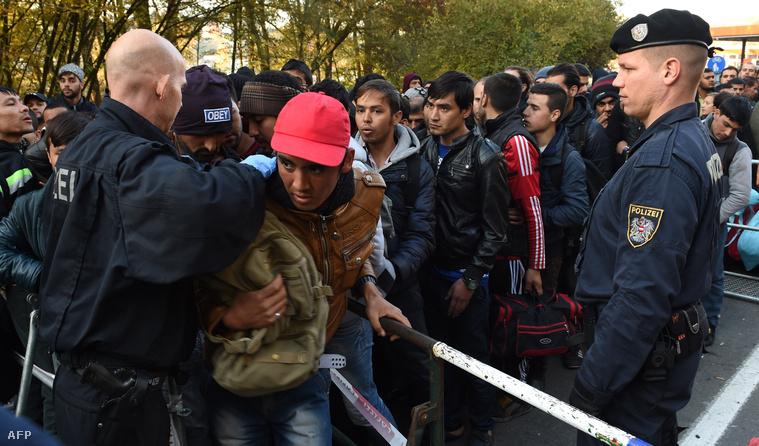 Menekültek próbálnak átjutni az osztrák-német határon 2015. október 28-án.