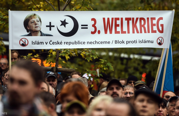 Merkel + Iszlám = 3. világháború. Iszlámellenes tüntetések voltak 2015. október 28-án Prágában.