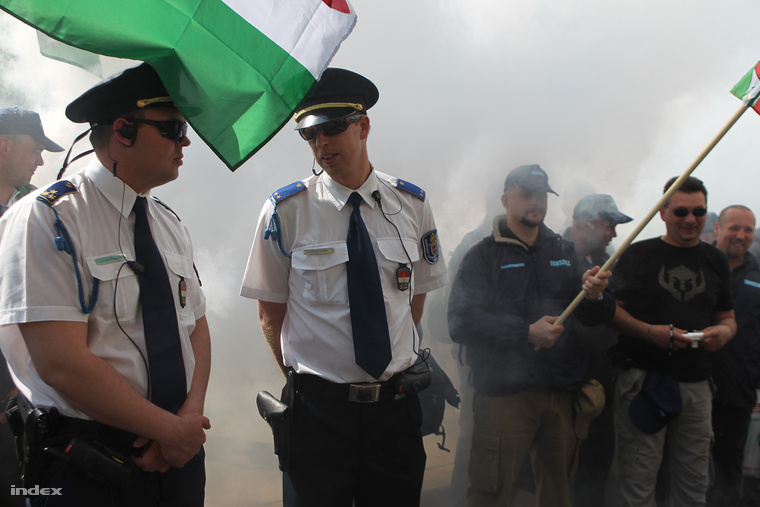 Tüntető rendőrök és a tüntetést biztosító kollégáik 2011-ben