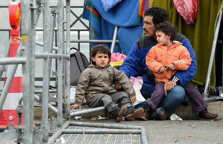 Menekültek várakoznak az osztrák-német határon 2015. október 28-án.