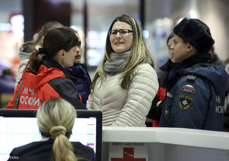 Egy hozzátartozót tájékoztatnak a katasztrófáról az orosz vészhelyzetek minisztériumának tagjai a szentpétervári repülőtéren, 2015. október 31-én.