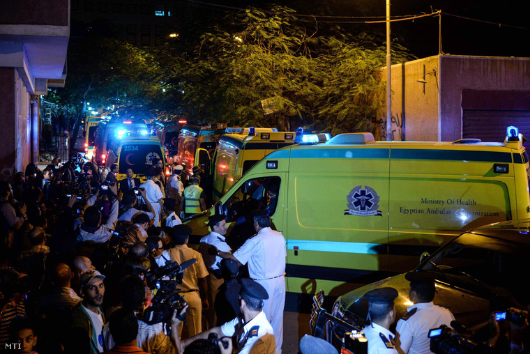Az áldozatok holttestét szállító mentőautók érkeznek egy kairói halottasházba 2015. október 31-én.