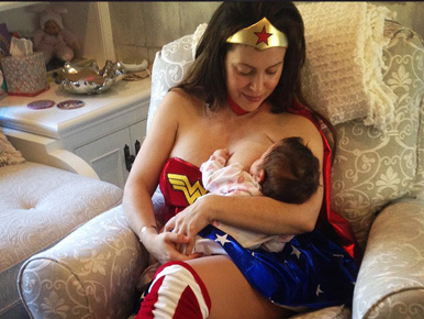 Alyssa Milano magasabb szintre emelte a nyilvános szoptatást