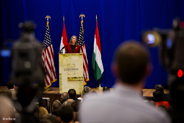 Colleen Bell amerikai nagykövet beszédet tart, a Corvinus Egyetemen 2015. október 28-án.