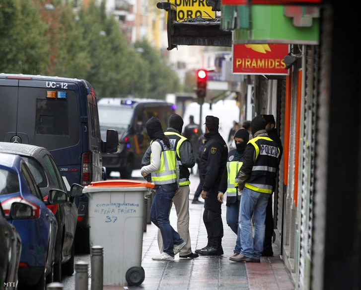 Rendőrök tartoztattak le 3 férfit Madridban 2015. november 3-án, akiket terrorcselekmény előkészítésével vádolnak.