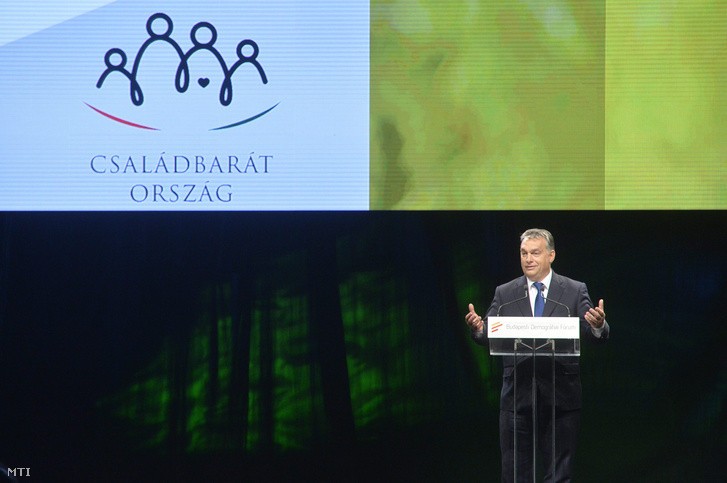 Orbán Viktor tart beszédet a Budapesti Demográfiai Fórumon, 2015. november 5-én.