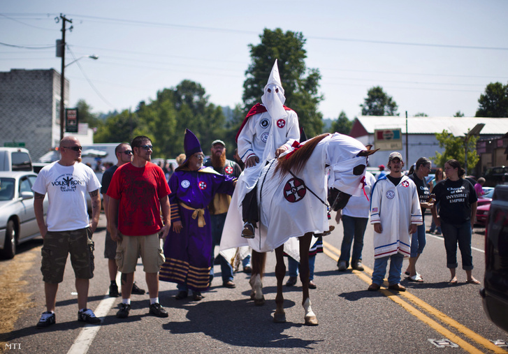 A Ku Klux Klan (KKK) Virgil Fehér Lovagjai nevű helyi szervezetének tagjai és támogatói vonulnak a Virginia állambeli Dungannon utcáin.