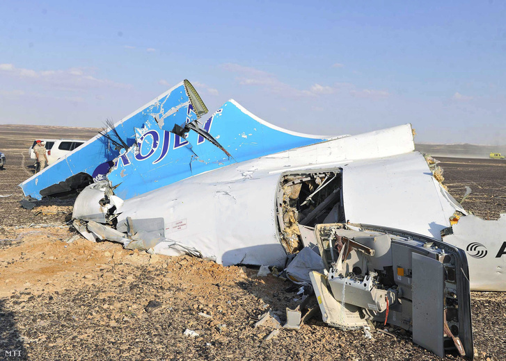 A Kogalymavia orosz légitársaság lezuhant Airbus A-321 típusú repülőgépének roncsai az egyiptomi Haszana közelében 2015. október 31-én.