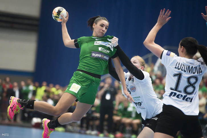 Szucsánszki Zita az FTC (b) valamint Meike Schmelzer (k) és Iveta Luzumova (j) a német Thüringer HC játékosai a női kézilabda Bajnokok Ligája B csoportjának 4. fordulójában.